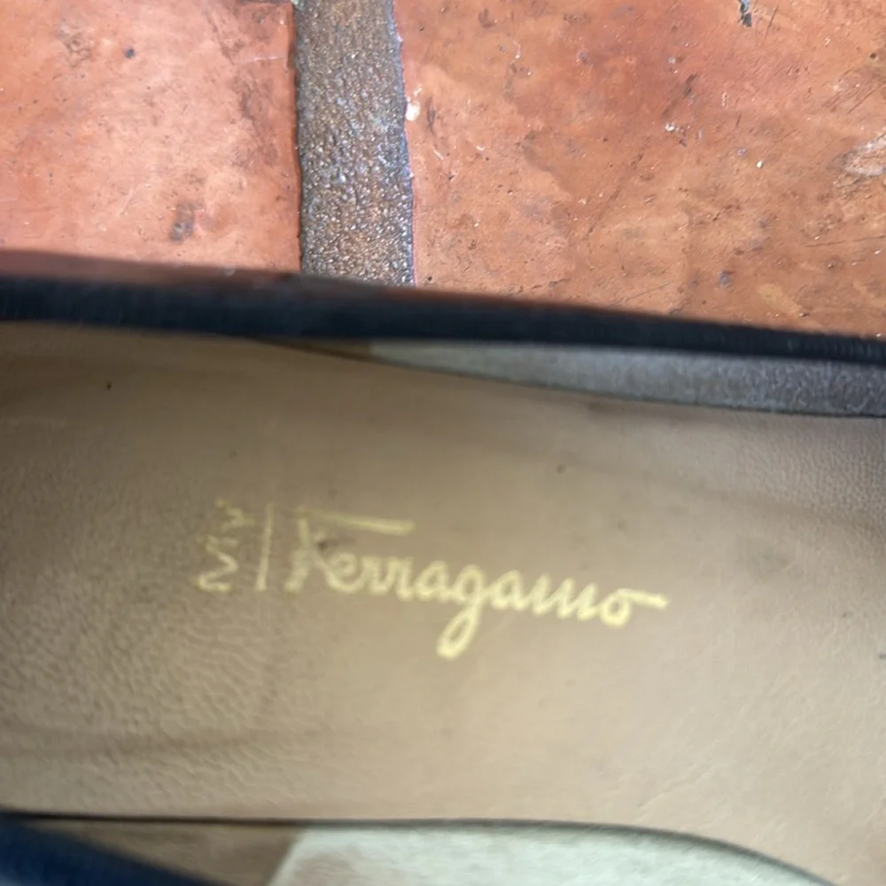 Ferragamo patent leather pumps size 9 B - Picture 9 of 9